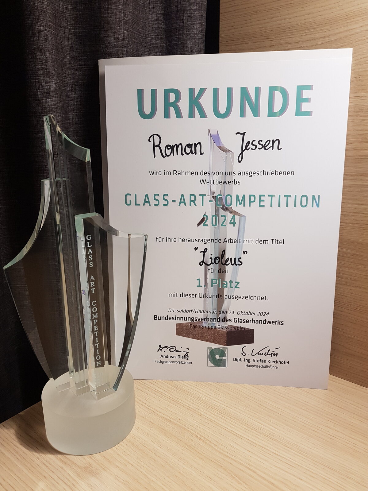 Urkunde und Glaspokal: 1. Platz der Glass-Art-Competition 2024 für „Lioleus“